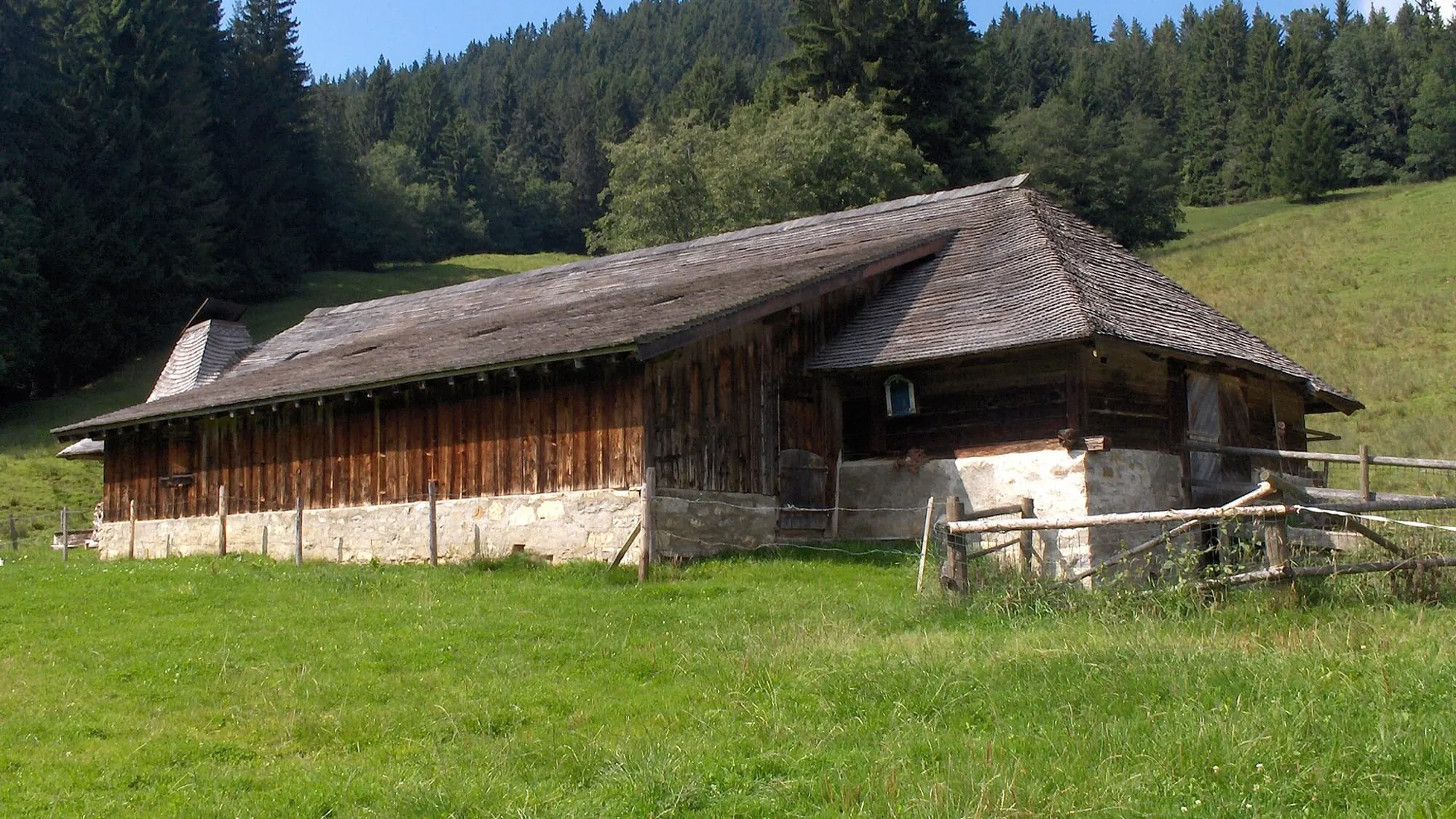 Grange en bois traditionnelle au-dessus de Châtel-Saint-Denis