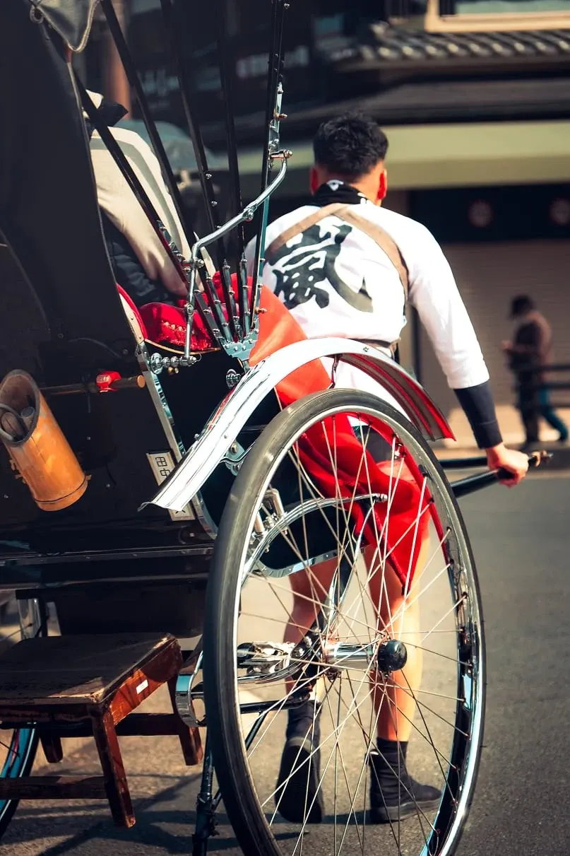 Reportage — tireur de pousse-pousse dans la rue